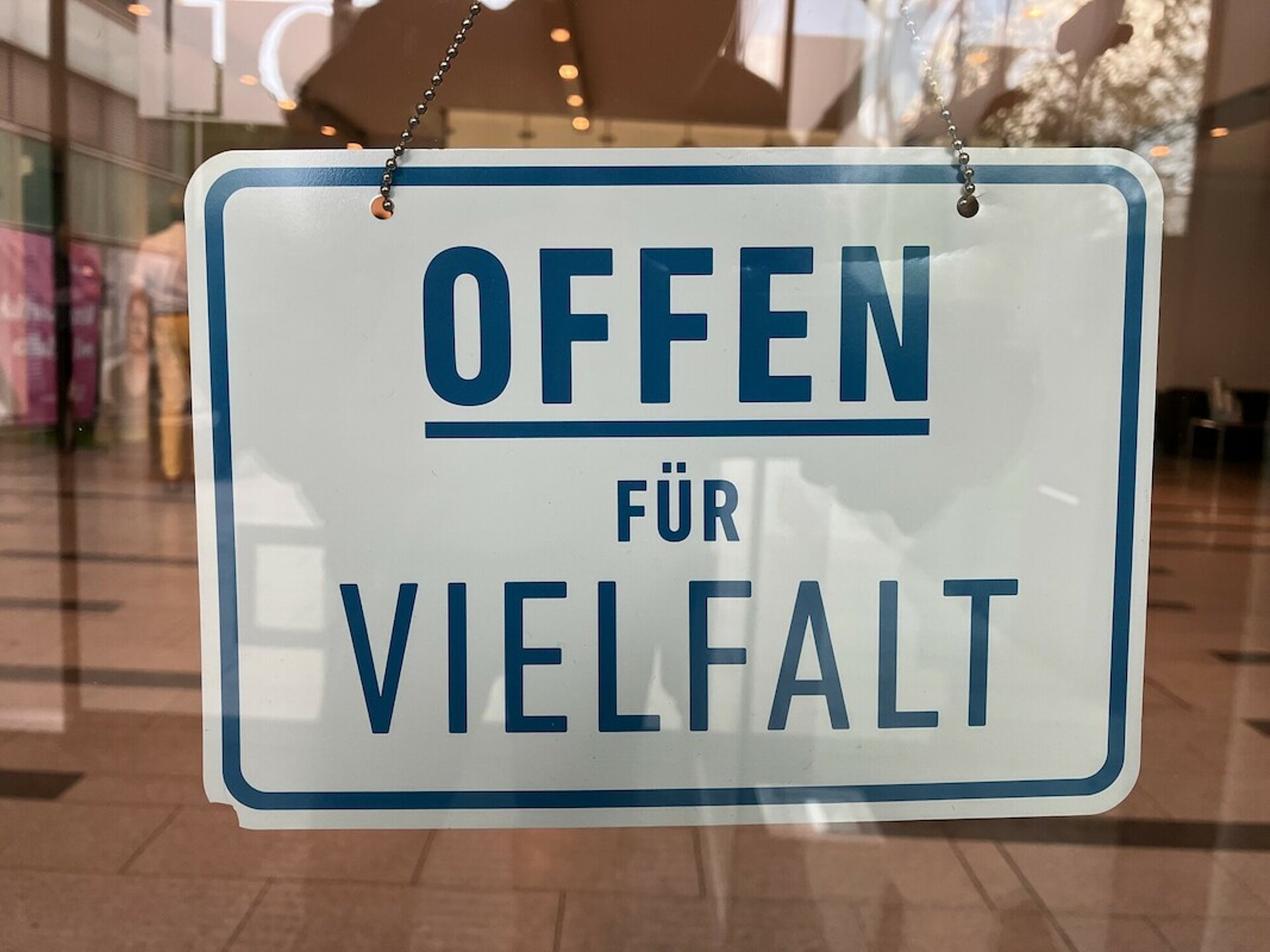 Türschild: "Offen für Vielfalt"
