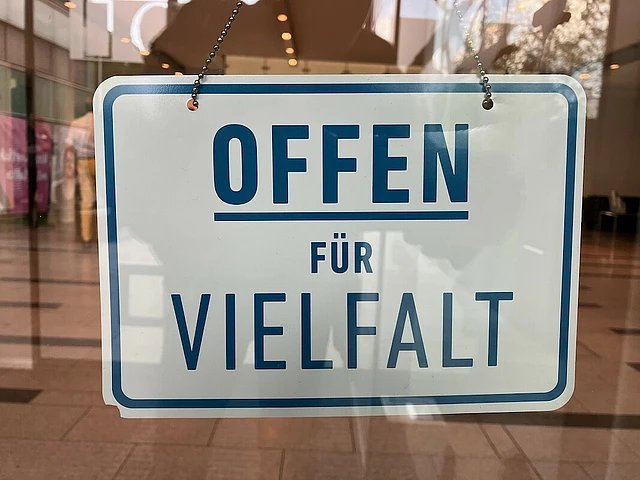 Türschild: "Offen für Vielfalt"
