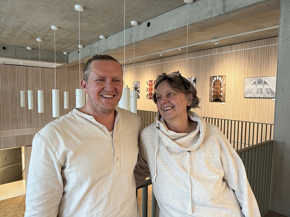 Ein Mann und eine Frau stehen im Foyer eines Bürohauses