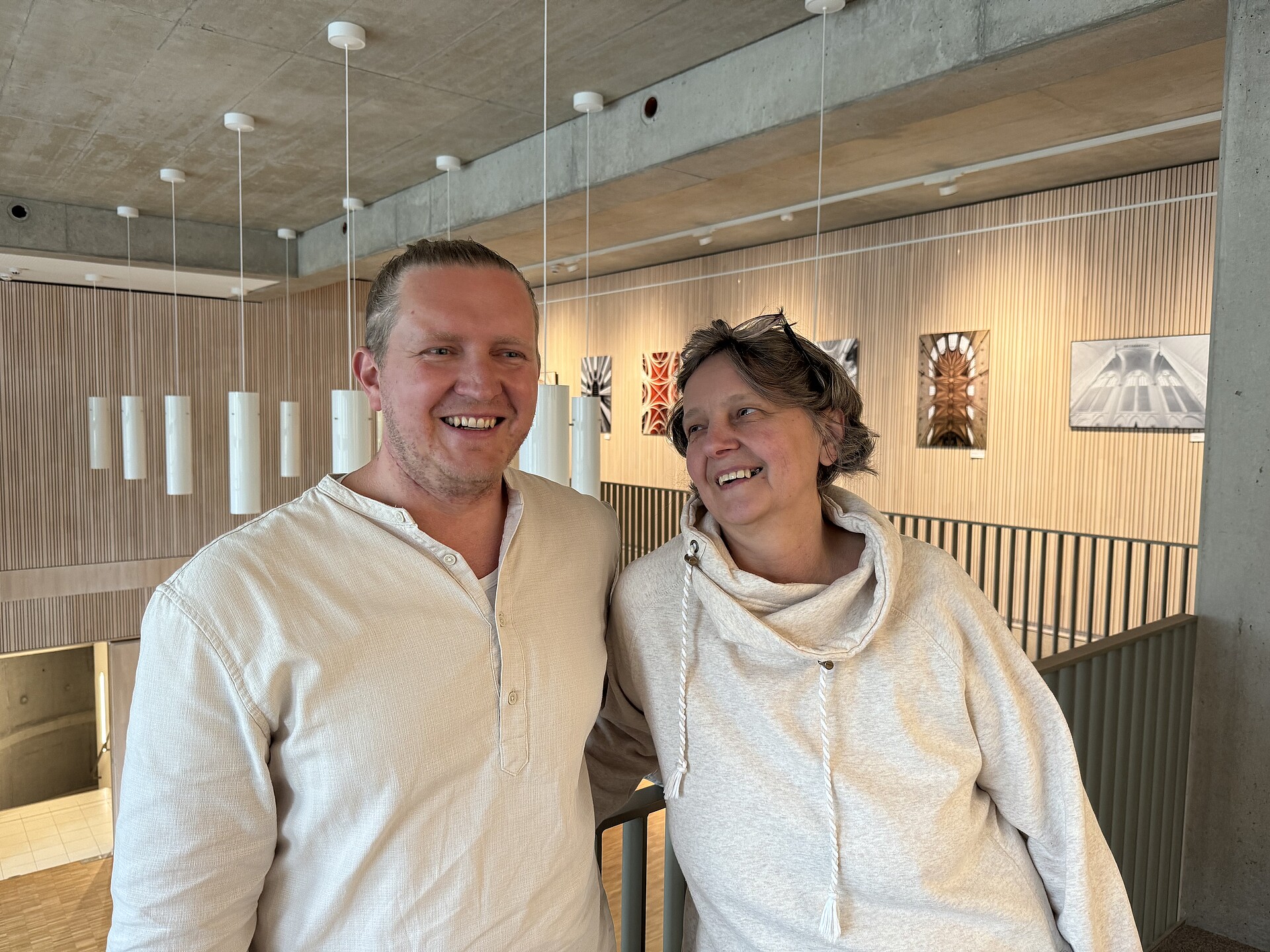 Ein Mann und eine Frau stehen im Foyer eines Bürohauses