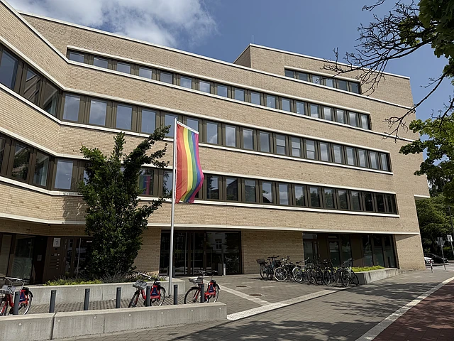 Die Regenbogenflagge weht am Haus der Kirche in Niendorf