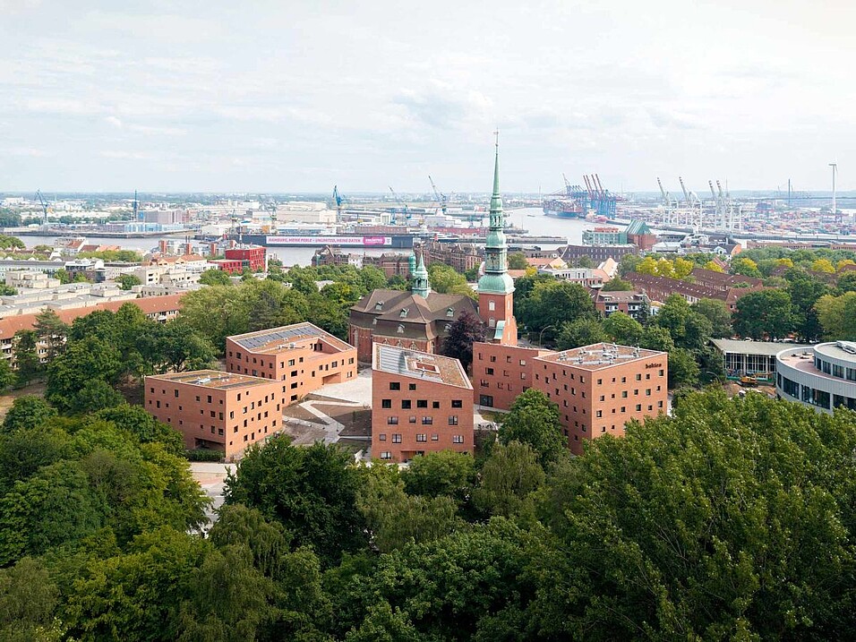 Trinitatis Quartier in Hamburg-Altone mit Hafenskyline im Hintergrund