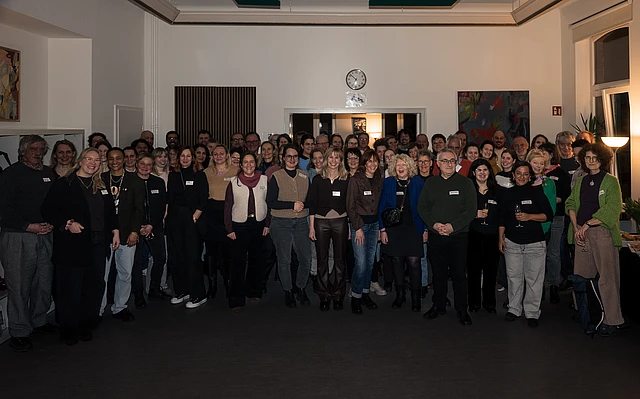 Eine Gruppe von Menschen beim Neujahrsempfang von fluchtpunkt