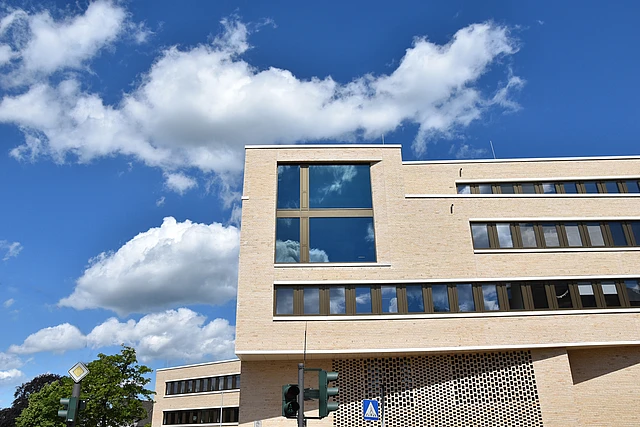 Foto des Haus der Kirche mit blauem Himmel