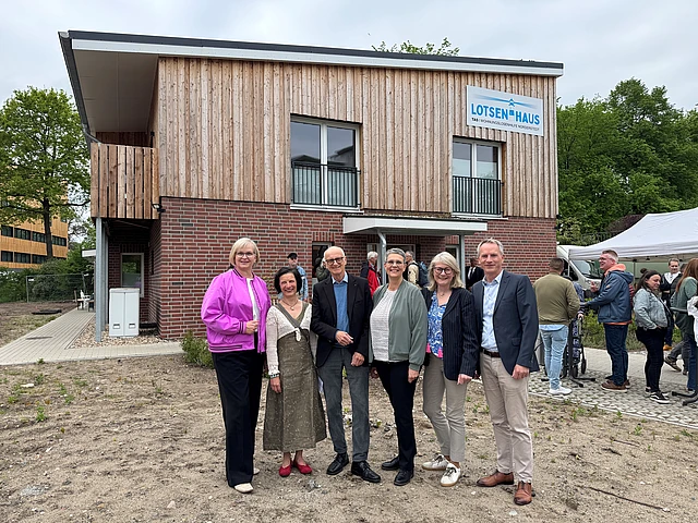 Gruppenfoto Einweihung der Tagesaufenthaltsstätte (TAS) Norderstedt