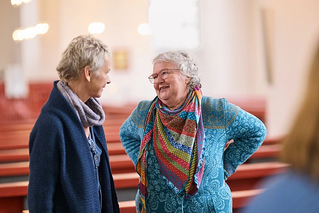 Zwei Menschen unterhalten sich