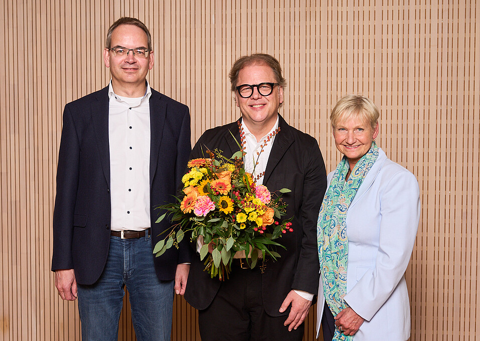 Oliver Kraushaar und Bischöfin Fehrs gratulieren Tim Ströver zur Wahl