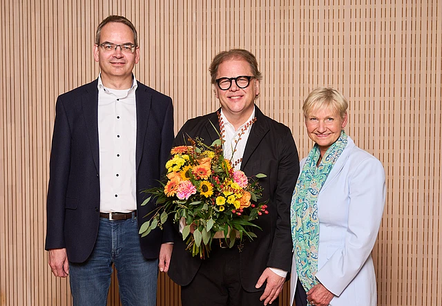 Oliver Kraushaar und Bischöfin Fehrs gratulieren Tim Ströver zur Wahl