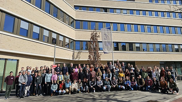 Klimaschutztreffen, Menschen versammelt vor dem Haus der Kirche in Hamburg