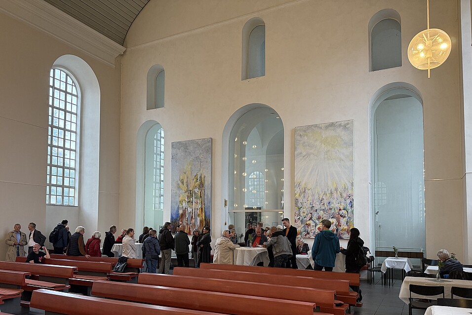 Menschen feier in der Hauptkirche St. Trinitatis das Jubiläum der MAhL Zeit
