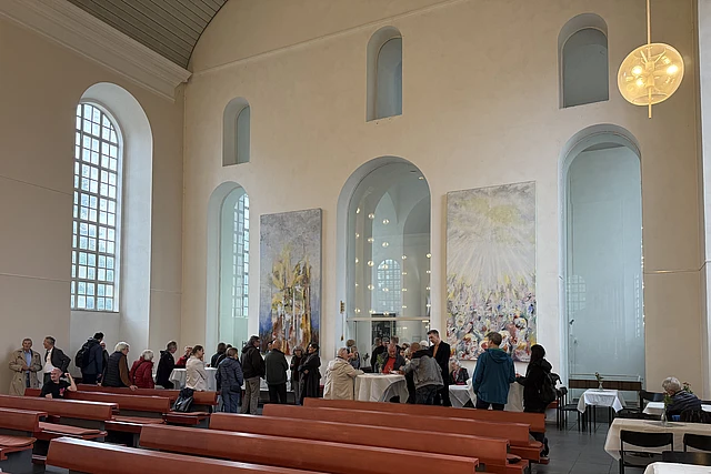 Menschen feier in der Hauptkirche St. Trinitatis das Jubiläum der MAhL Zeit