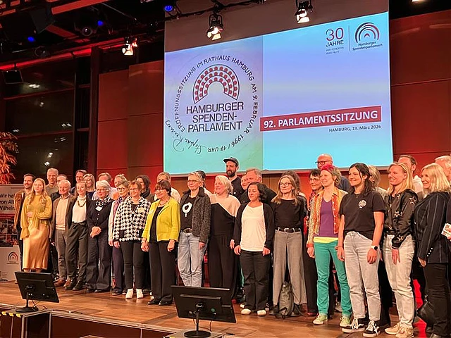 Menschengruppe auf der Bühne zum 30. Jubiläum des Spendenparlaments