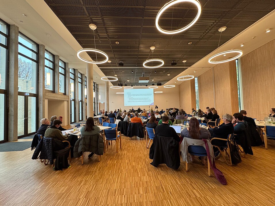 Synodale im Synodensaal des Haus der Kirche in Niendorf