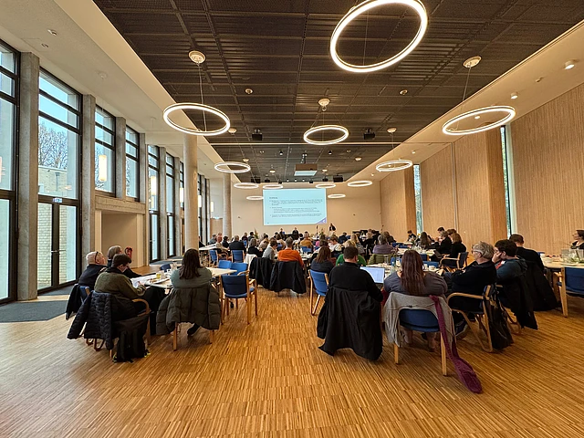 Synodale im Synodensaal des Haus der Kirche in Niendorf