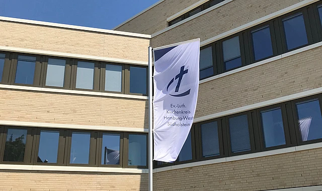 Fahne vor dem Haus der Kirche in Hamburg-Niendorf. Kirchenkreis Hamburg-West/Südholstein
