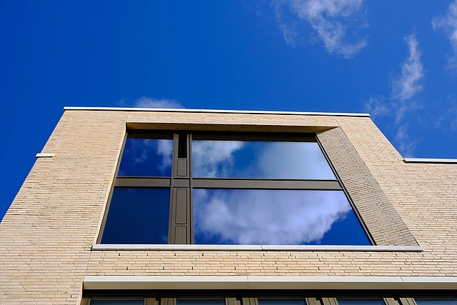 Fenster mit Kreuz im Haus der Kirche Hamburg-Niendorf. Kirchenkreis Hamburg-West/Südholstein