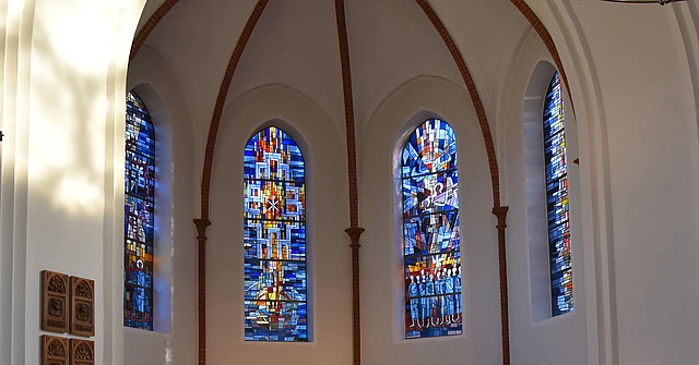 Buntes Kirchenfester in Christuskirche Pinneberg. Kirchenkreis Hamburg-West/Südholstein