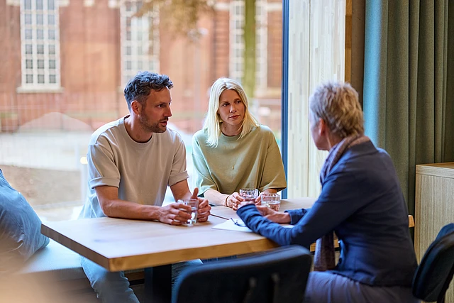 Ein Paar wird in einem Gespräch beraten