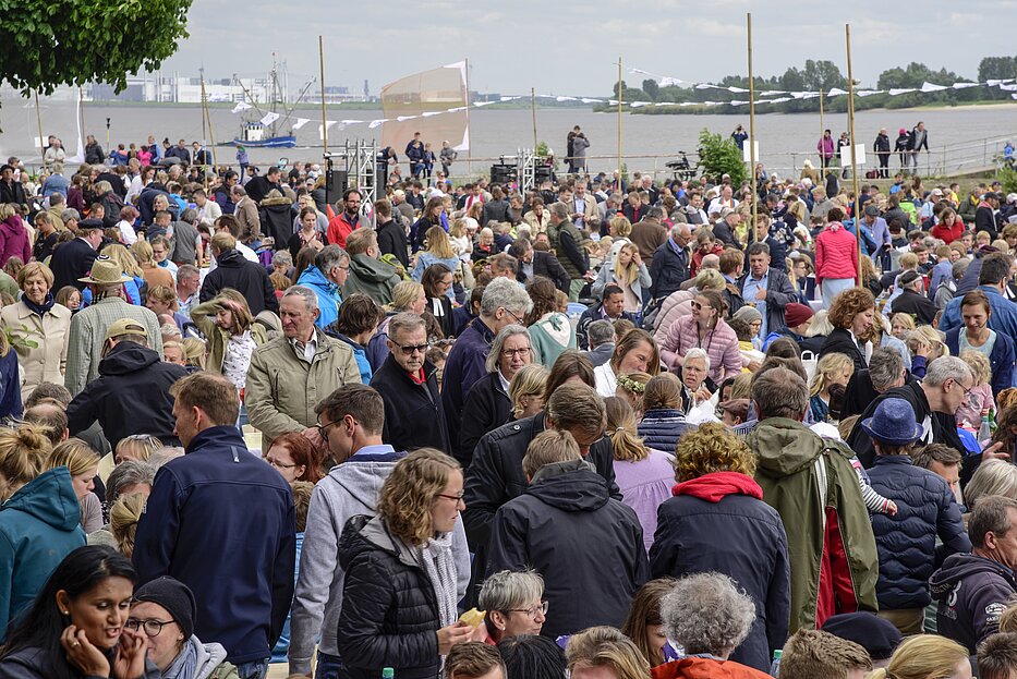 Tauffest an der Elbe in Hamburg am Wasser