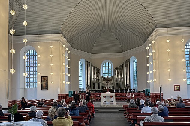 Menschen feiern in der Hauptkirche St. Trinitatis das Jubiläum der MAhL Zeit