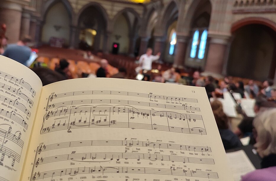 Notenblatt, im Hintergrund Kirche St. Johannis in Hamburg-Altona
