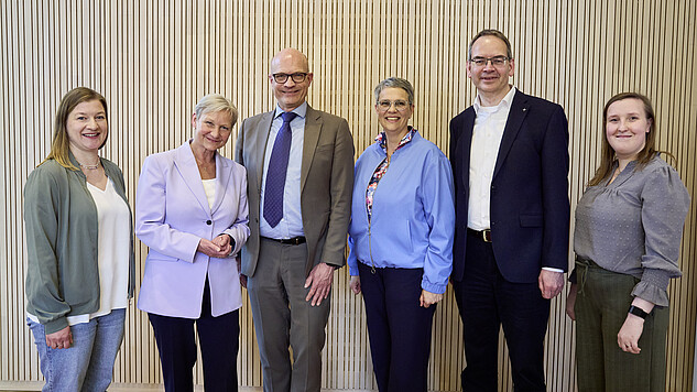 Bischöfin Kirsten Fehrs mit Synodenpräsidium und pröpstlichen Team des Kirchenkreises Hamburg-West/südholstein