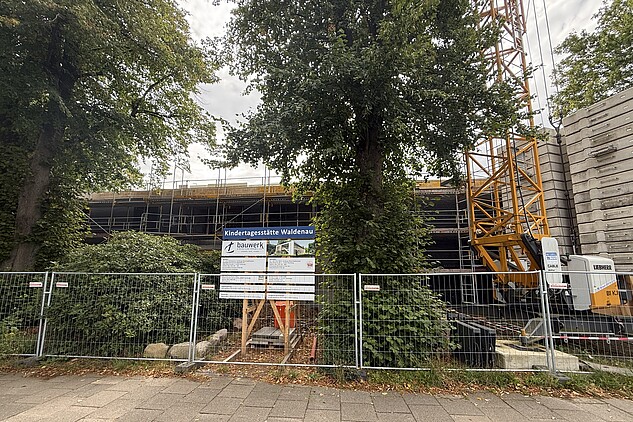 Kita Waldenau Neubau, Baustelle mit Schild