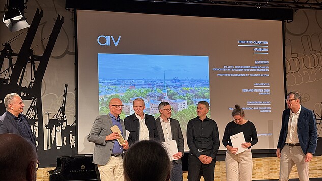 Frie Bräsen und Kris Heitmann nehmen mit weiteren Preisträgern Auszeichnung des AIV auf der Bühne entgegen