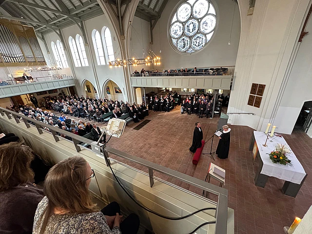 Christuskirche Pinneberg, voll besetzt Verabschiedung Propst Drope mit Bischöfin Kirsten Fehrs