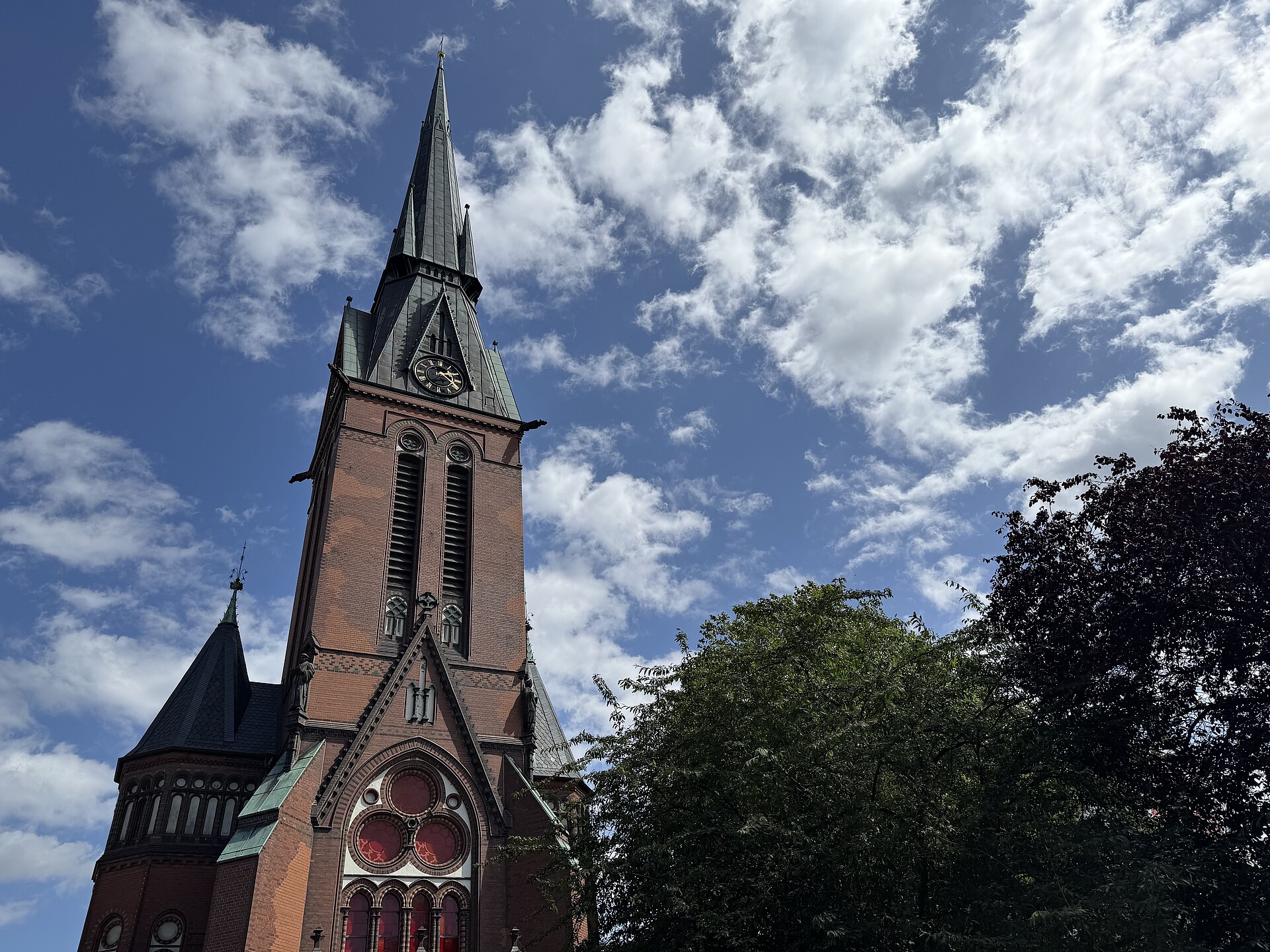 Die Christuskirche in Eimsbüttel an einem sonnigen Tag
